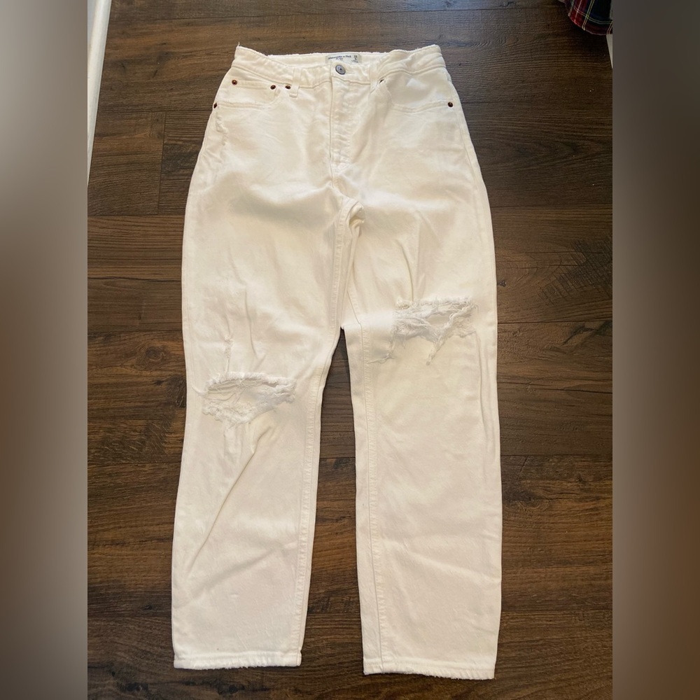 Abercrombie & Fitch The Mom High Rise White Jeans Size 28